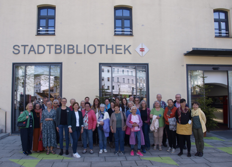 Alle Mitreisenden vor der Stadtbücherei Rosenheim