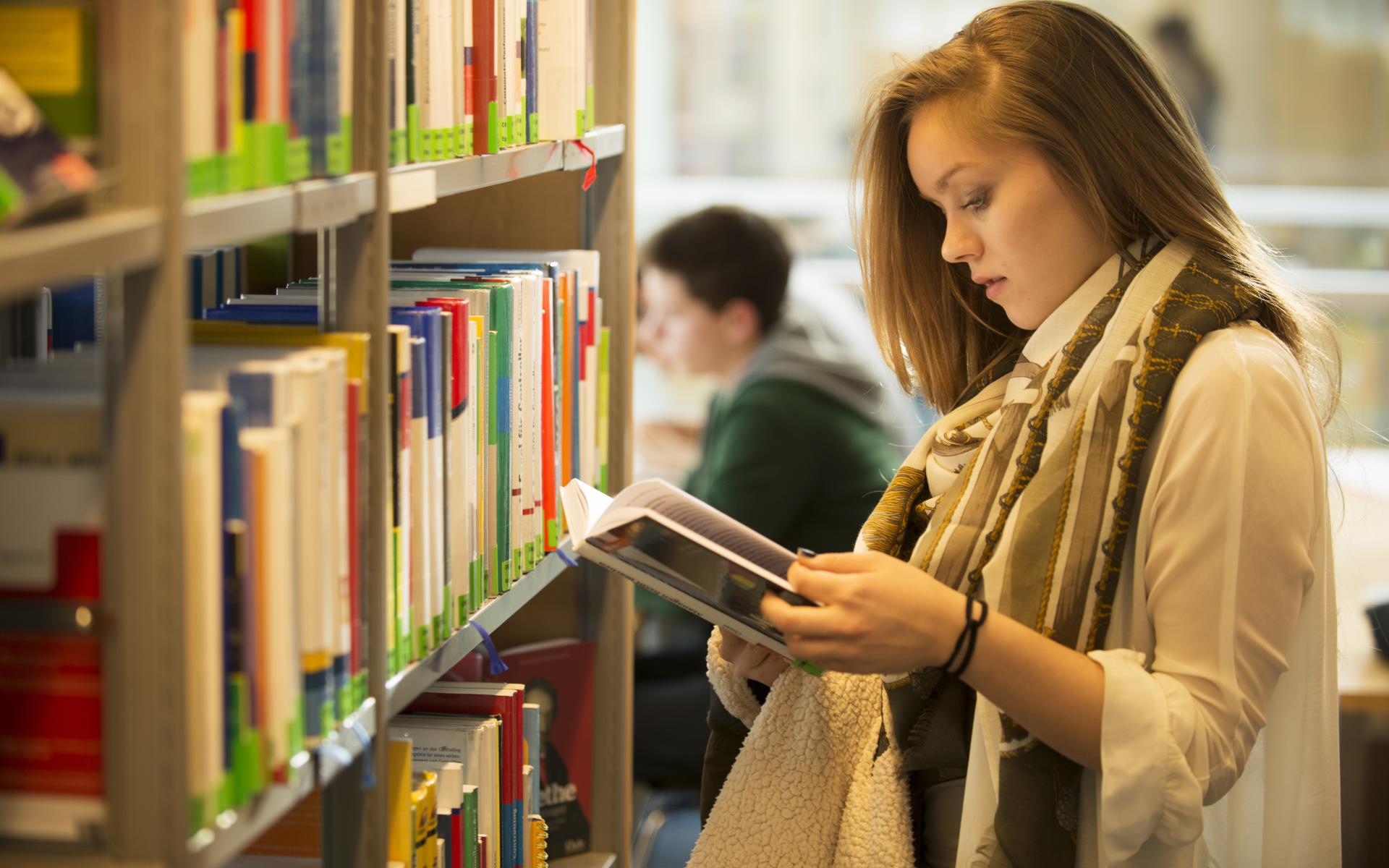 Junge Frau bei der Bücherauswahl